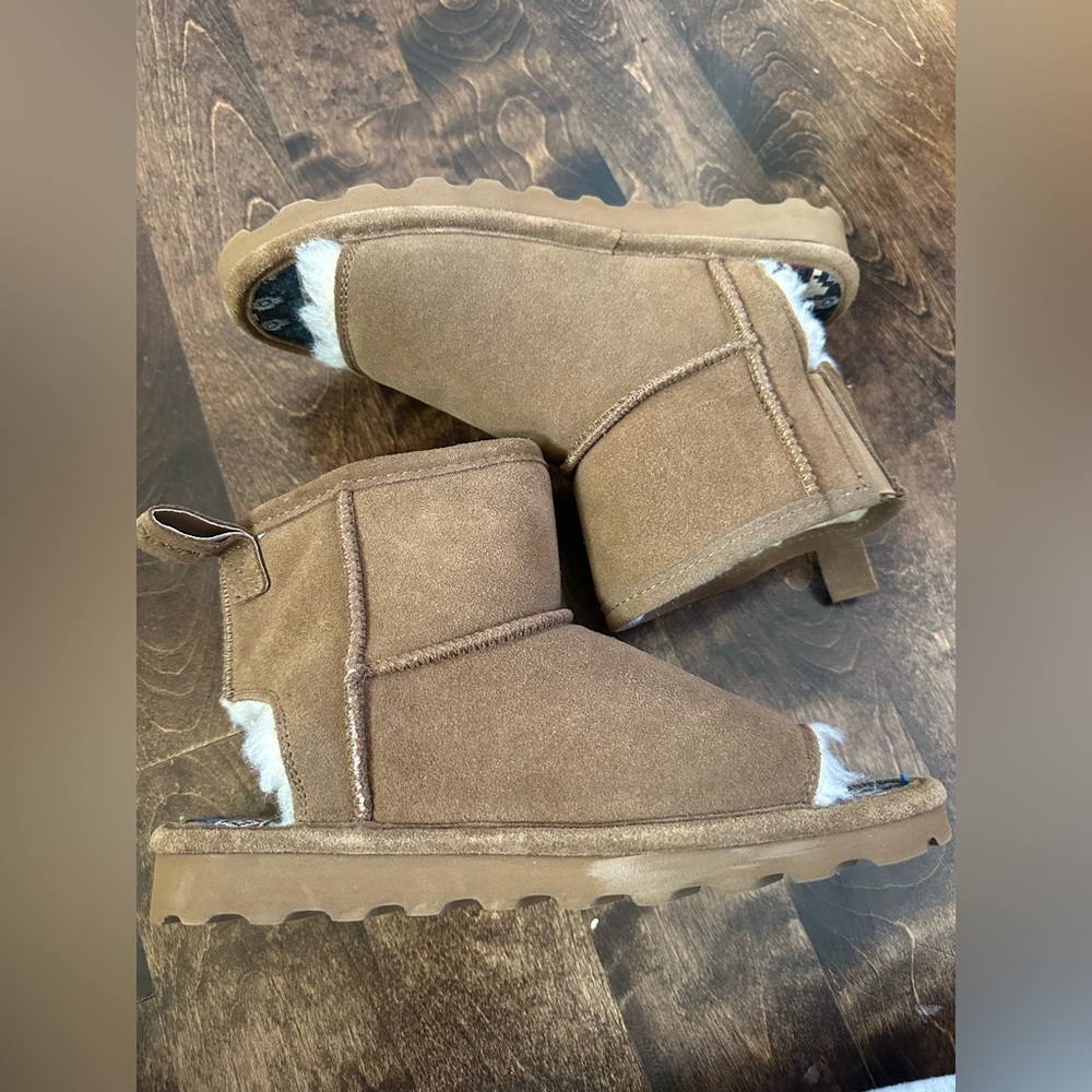 Bear paw slipper booties. Brown suede fluffy inside size 9